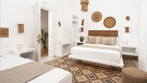 Ein modernes Schlafzimmer mit einer Hängebett, weißen Wänden und einem gemusterten Boden.