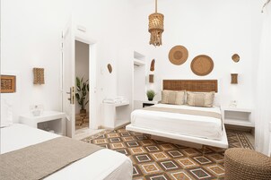 Junior Suite, Ground Floor | Select Comfort 床、迷你吧、客房内保险箱、办公桌