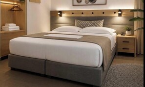 Economy Triple room Ground Floor | Select Comfort 床墊、迷你吧、房內夾萬、書桌