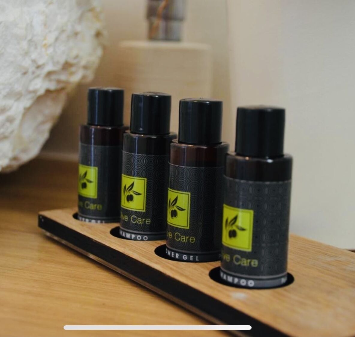 combined shower/bathtub, hair dryer, towels