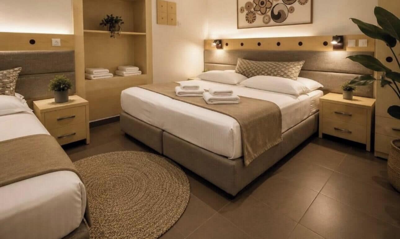 Economy Triple room Ground Floor | Select Comfort 床墊、迷你吧、房內夾萬、書桌