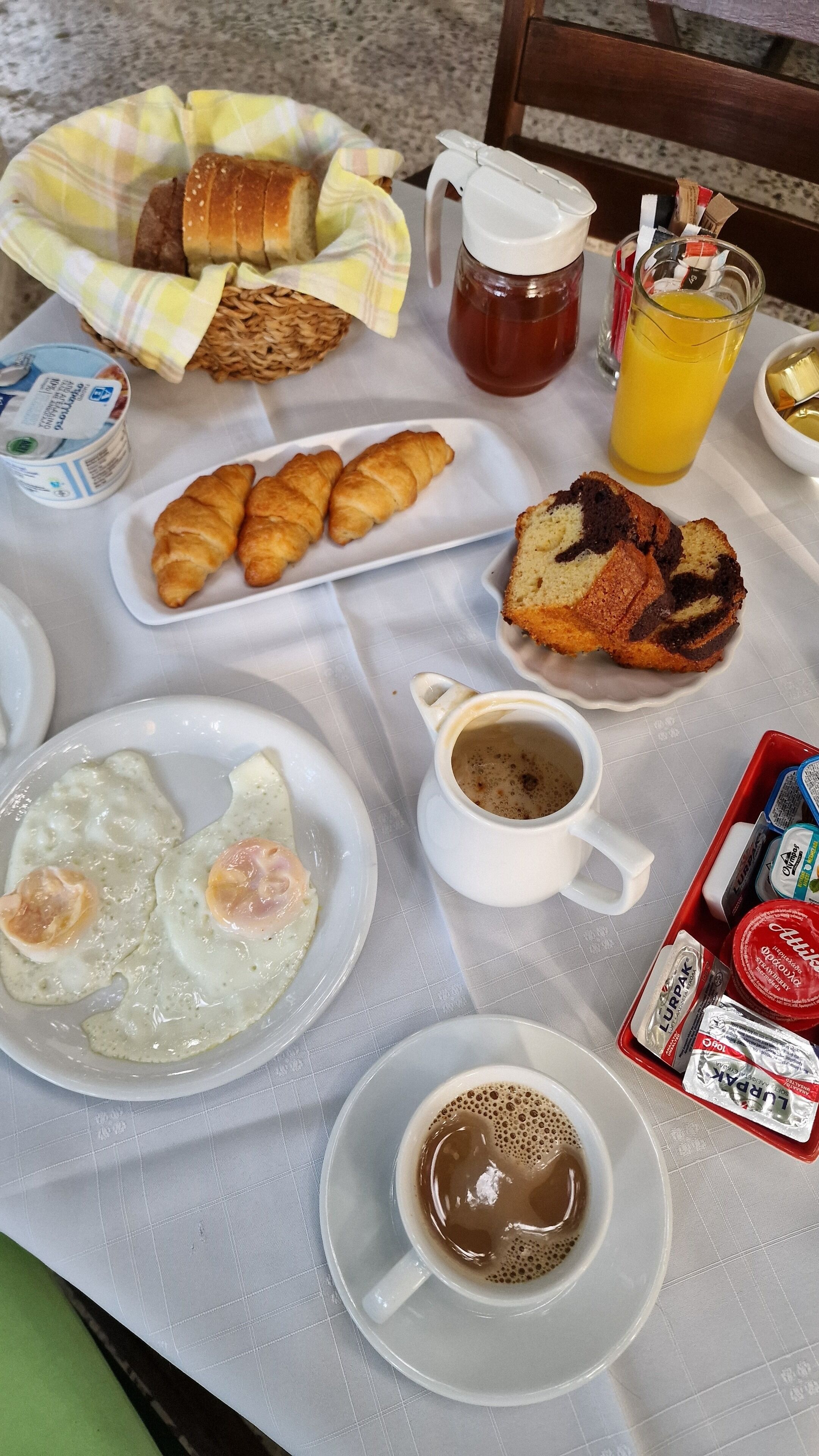 daily continental breakfast (eur 9 per person)
