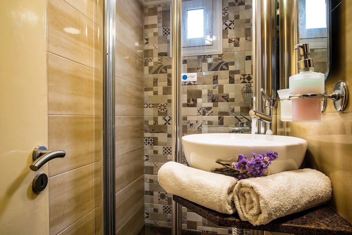 basic single room, 1 bedroom | bathroom | combined shower/bathtub, hair dryer, towels