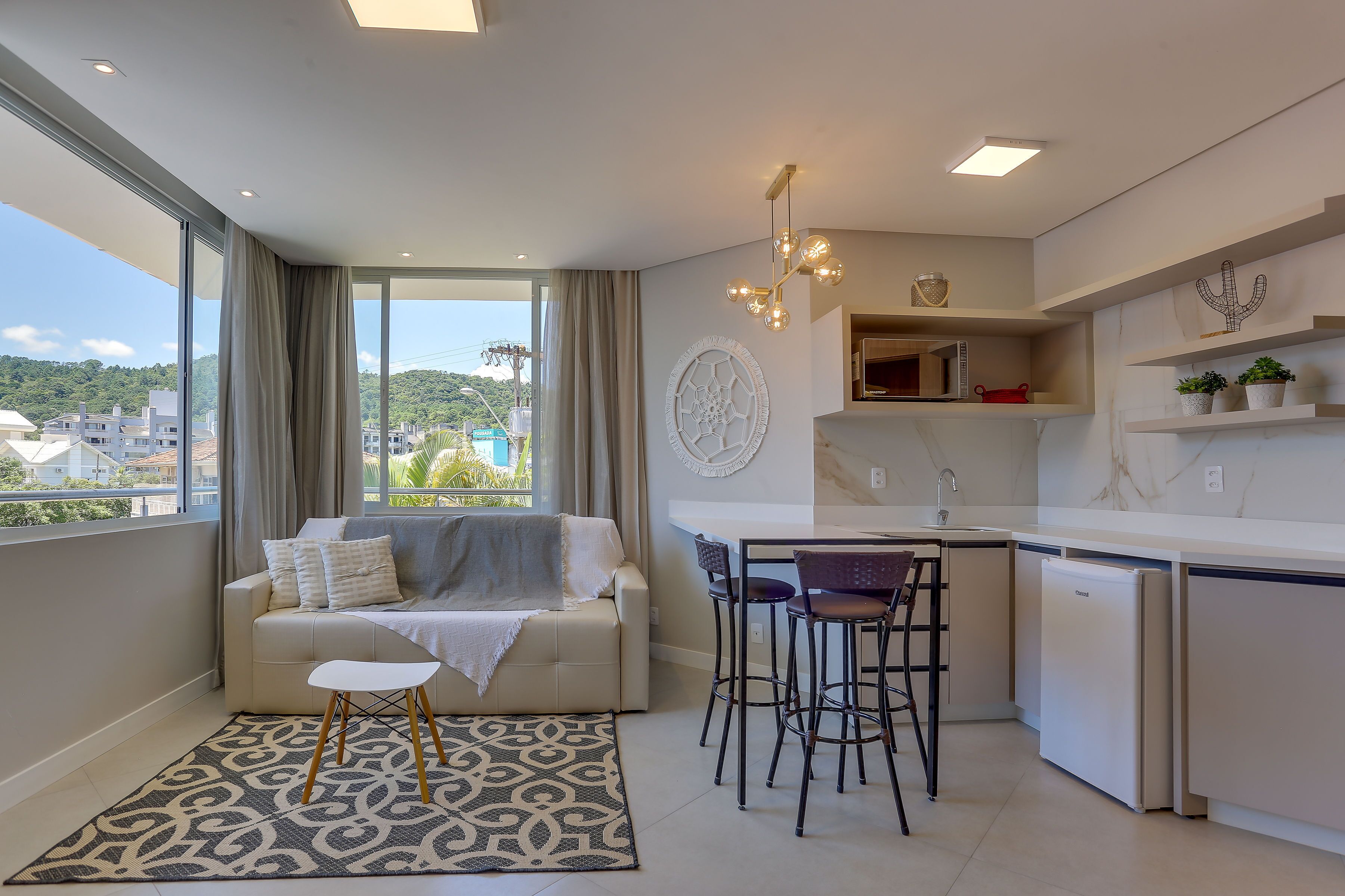 executive suite (81 ou 83) | living room | 32-inch tv with cable channels