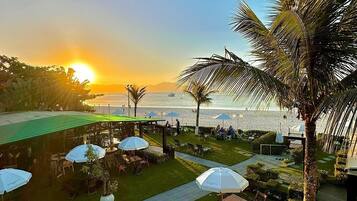 Suíte superior, varanda coberta | 4 quartos, frigobar, cofres nos quartos, cortinas blackout