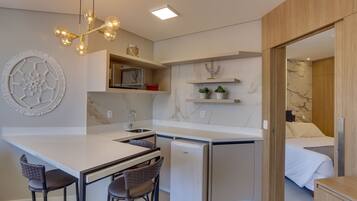 Executive Suite (81 ou 83) | Living room | 32-inch TV with cable channels