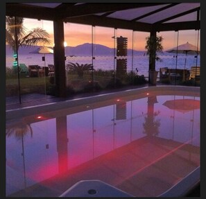 Piscina interna, espreguiçadeiras