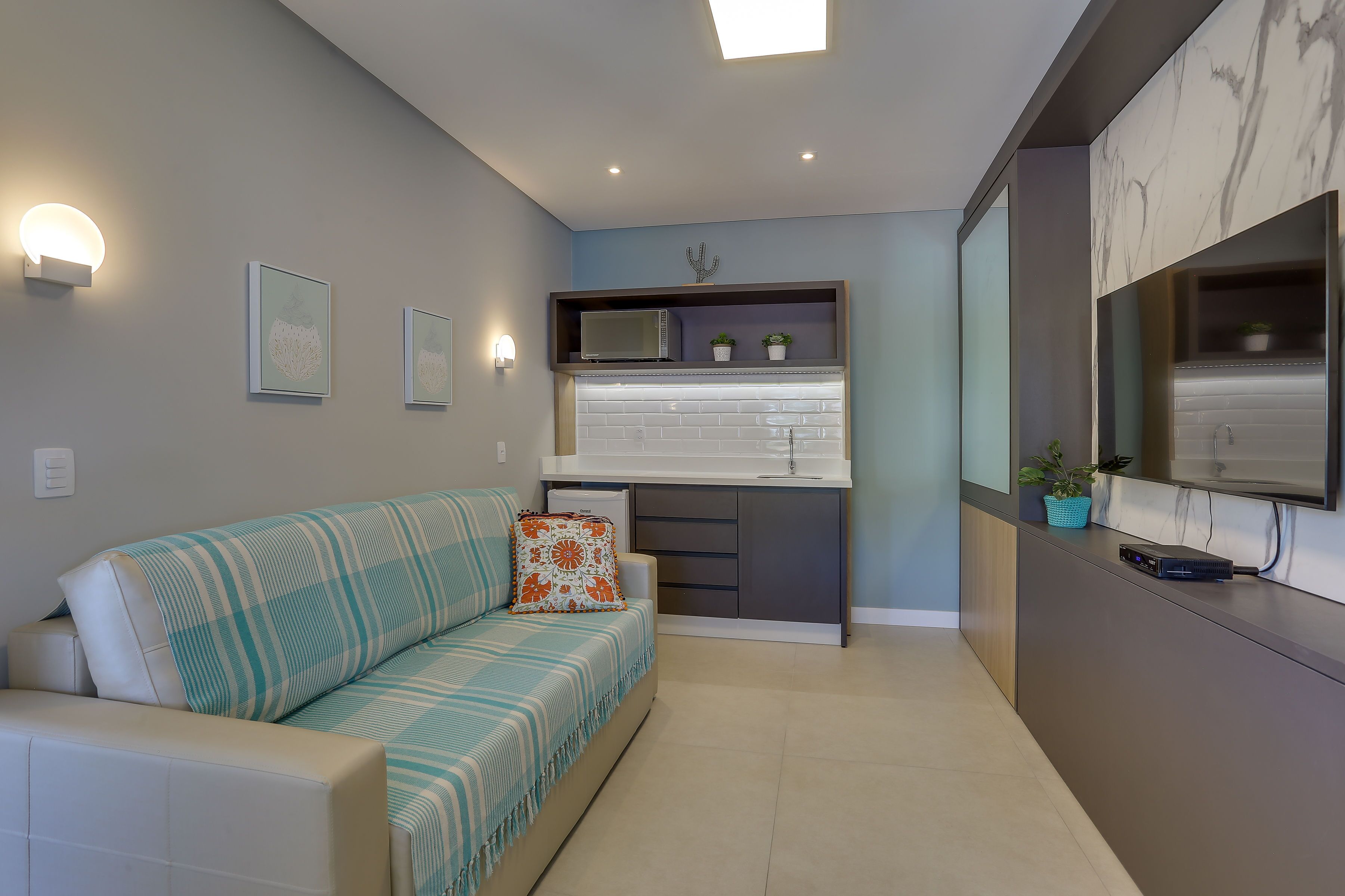 executive suite (81 ou 83) | living room | 32-inch tv with cable channels