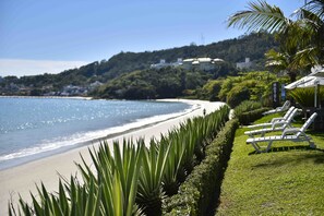 On the beach, white sand, free beach cabanas, sun-loungers - Hotel Sete Ilhas (Florianópolis)