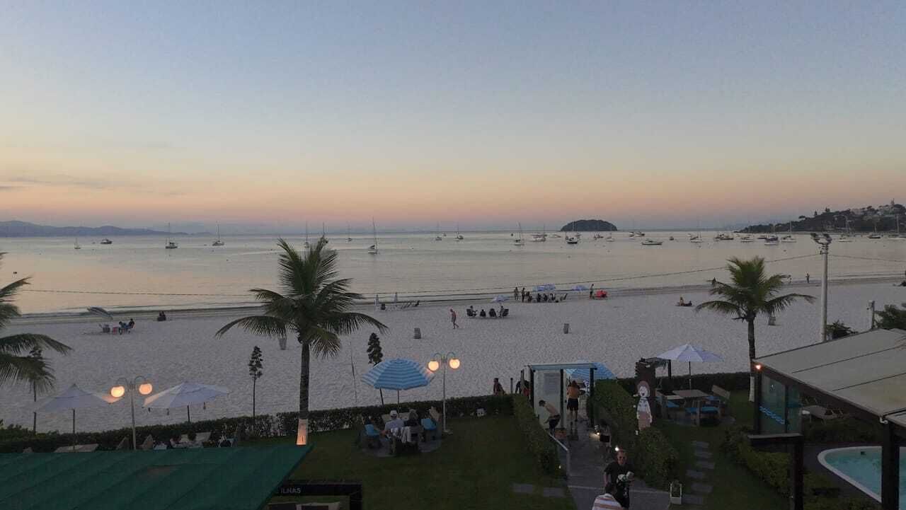 En la playa, arena blanca, camas de playa gratis