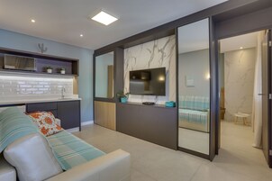 Executive Suite (81 ou 83) | Living room | 32-inch TV with cable channels