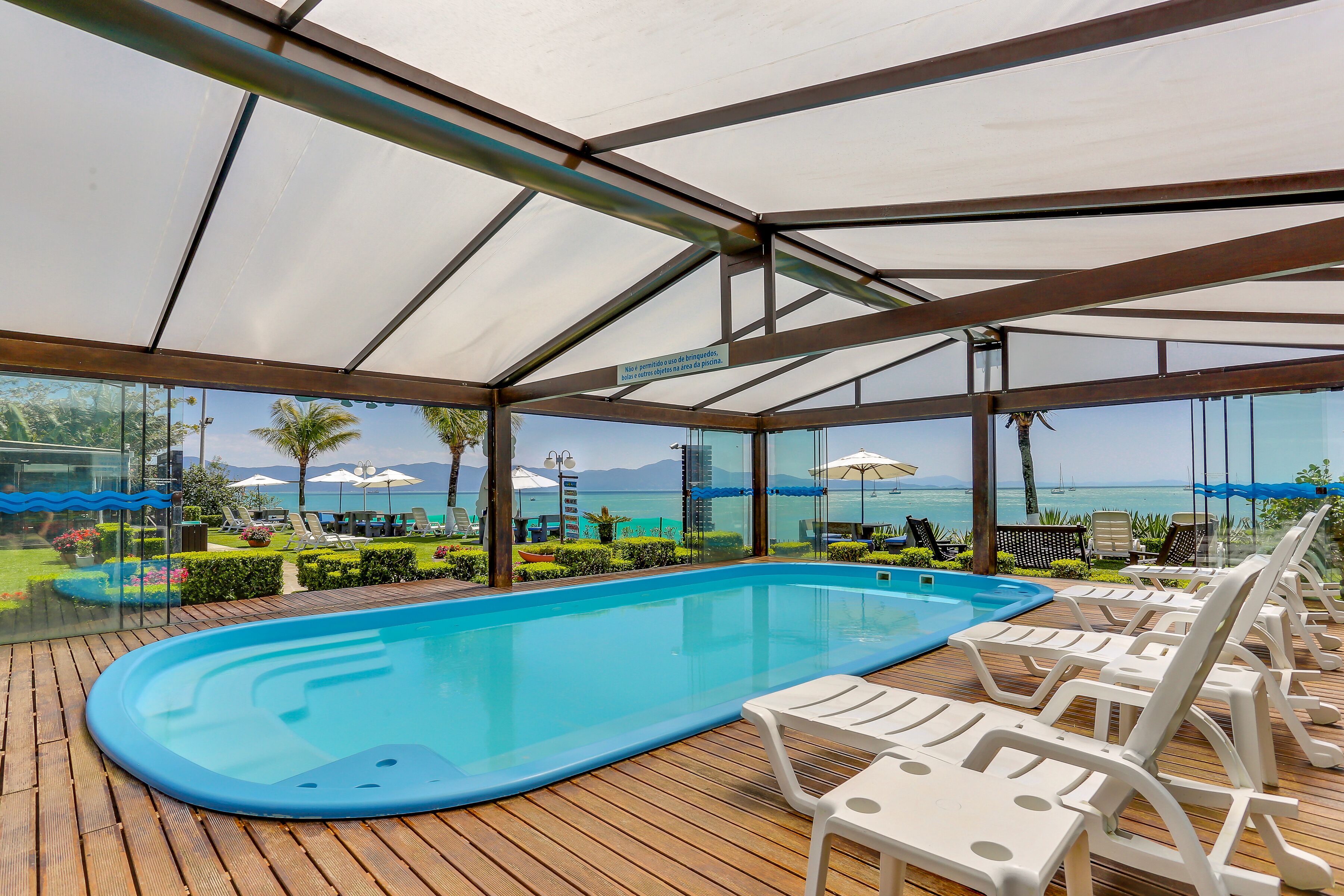 Hồ bơi trong nhà, ghế dài tắm nắng 