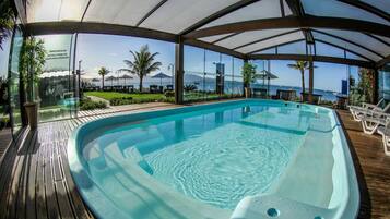 Piscina interna, espreguiçadeiras