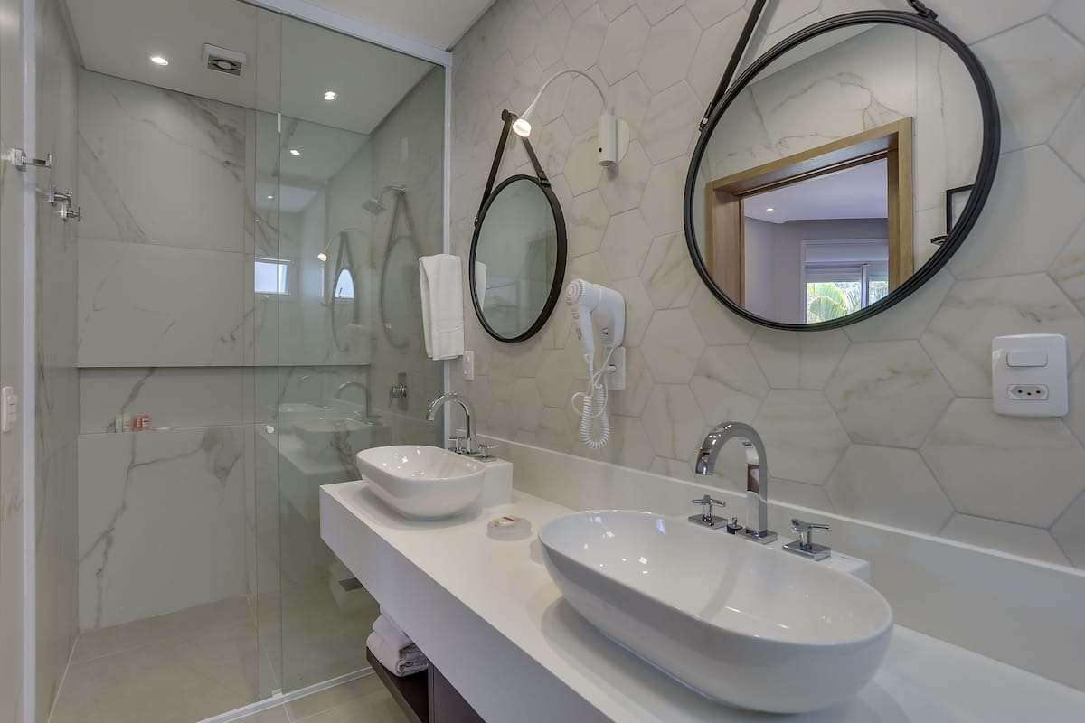 executive suite (81 ou 83) | bathroom | free toiletries, hair dryer, towels, soap