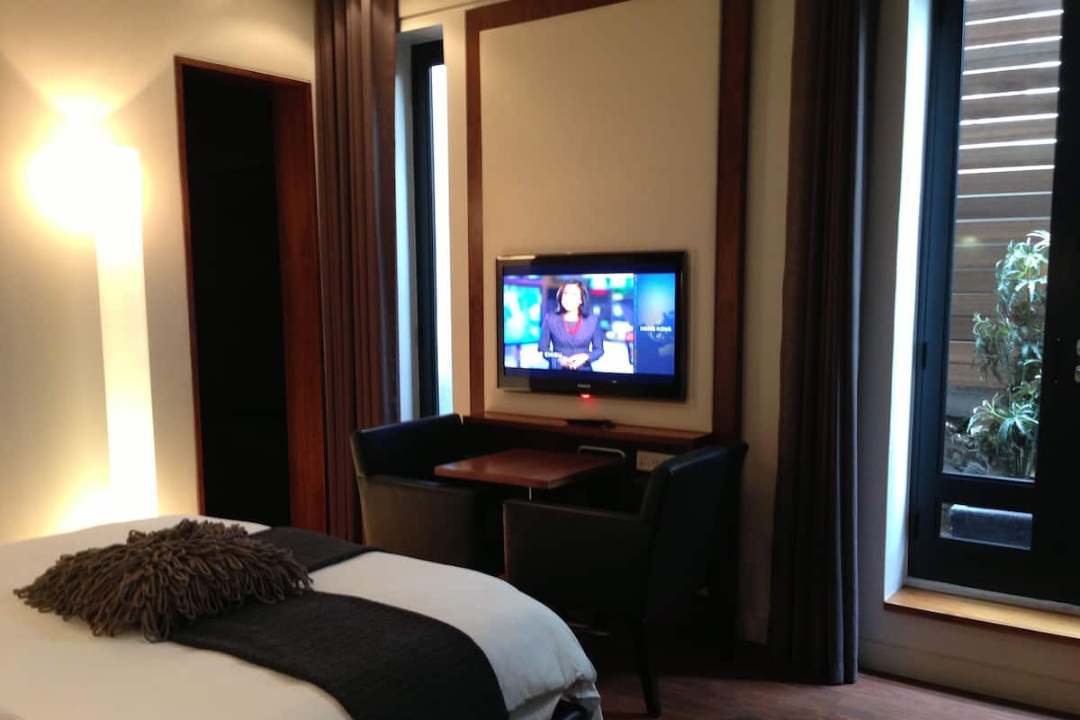 Habitación estándar con 1 cama doble o 2 individuales | Ropa de cama de alta calidad y minibar (con algunos artículos gratuitos)