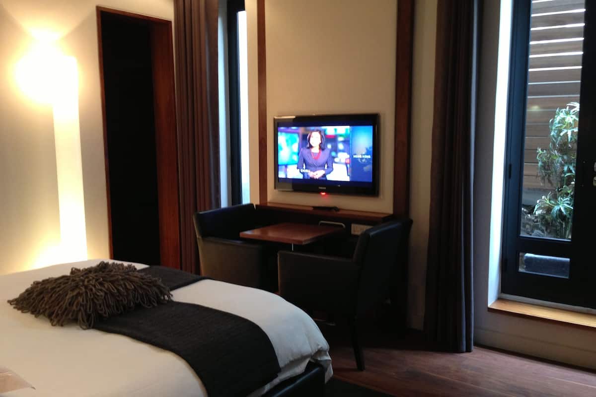 standard double or twin room | premium bedding, free minibar items, in-room safe, desk