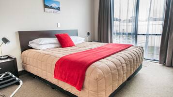 高級寝具、セーフティボックス (室内)、遮光カーテン、アイロン / アイロン台