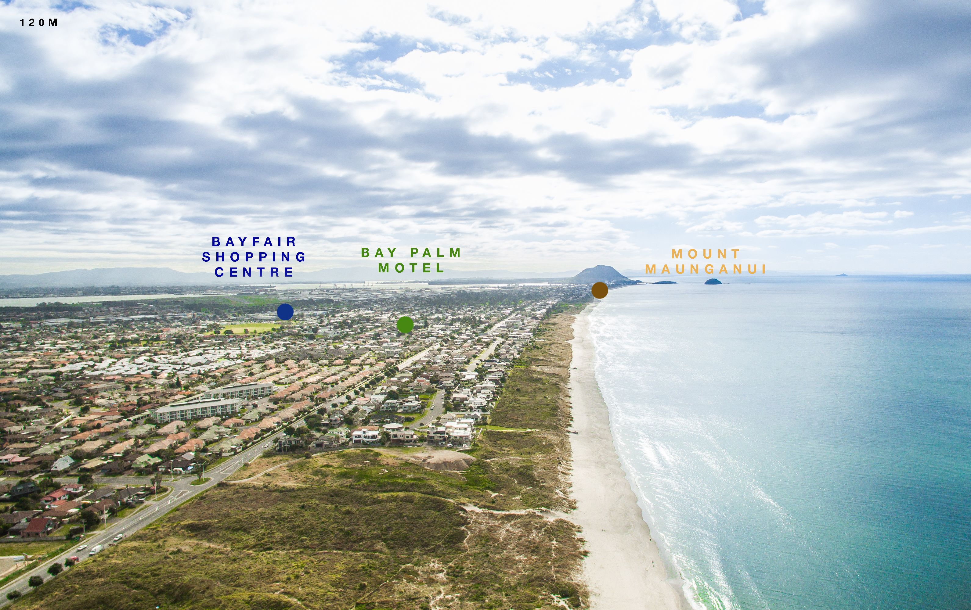 Vista aérea de una zona costera con el Bayfair Shopping Centre, el Bay Palm Hotel y el Monte Maunganui.