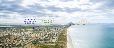Vista aérea de una zona costera con el Bayfair Shopping Centre, el Bay Palm Hotel y el Monte Maunganui.