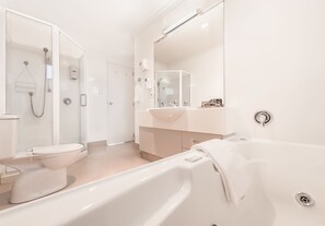 Suite, 2 camere da letto, angolo cottura | Bagno | Set di cortesia gratuito, asciugacapelli, asciugamani