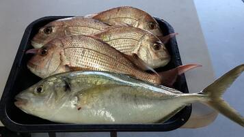 A tray of fish with a black rim.