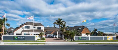 Vista frontal de la propiedad