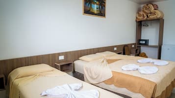 Habitación estándar | Caja de seguridad en la habitación, escritorio y cortinas blackout