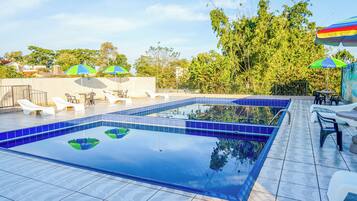 Piscina externa, espreguiçadeiras