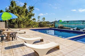 Outdoor pool, sun loungers - VELINN Hotel Natureza Foz (Foz do Iguaçu)