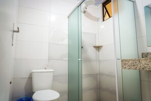 Standard Quadruple Room | Bathroom | Shower, hair dryer, towels