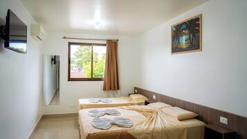 Quarto standard | Cofres nos quartos, escrivaninha, cortinas blackout, Wi-Fi de cortesia