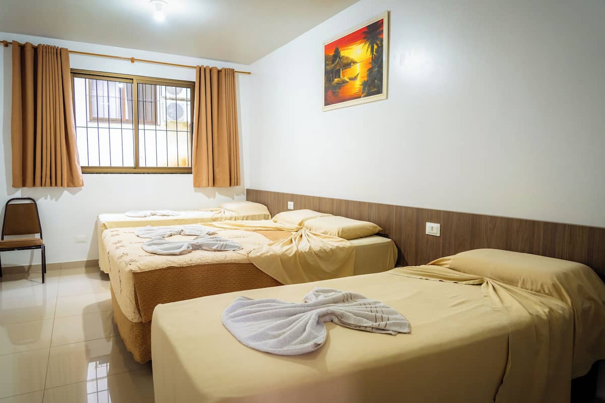 Habitación cuádruple estándar | 1 habitación, caja de seguridad en la habitación y escritorio
