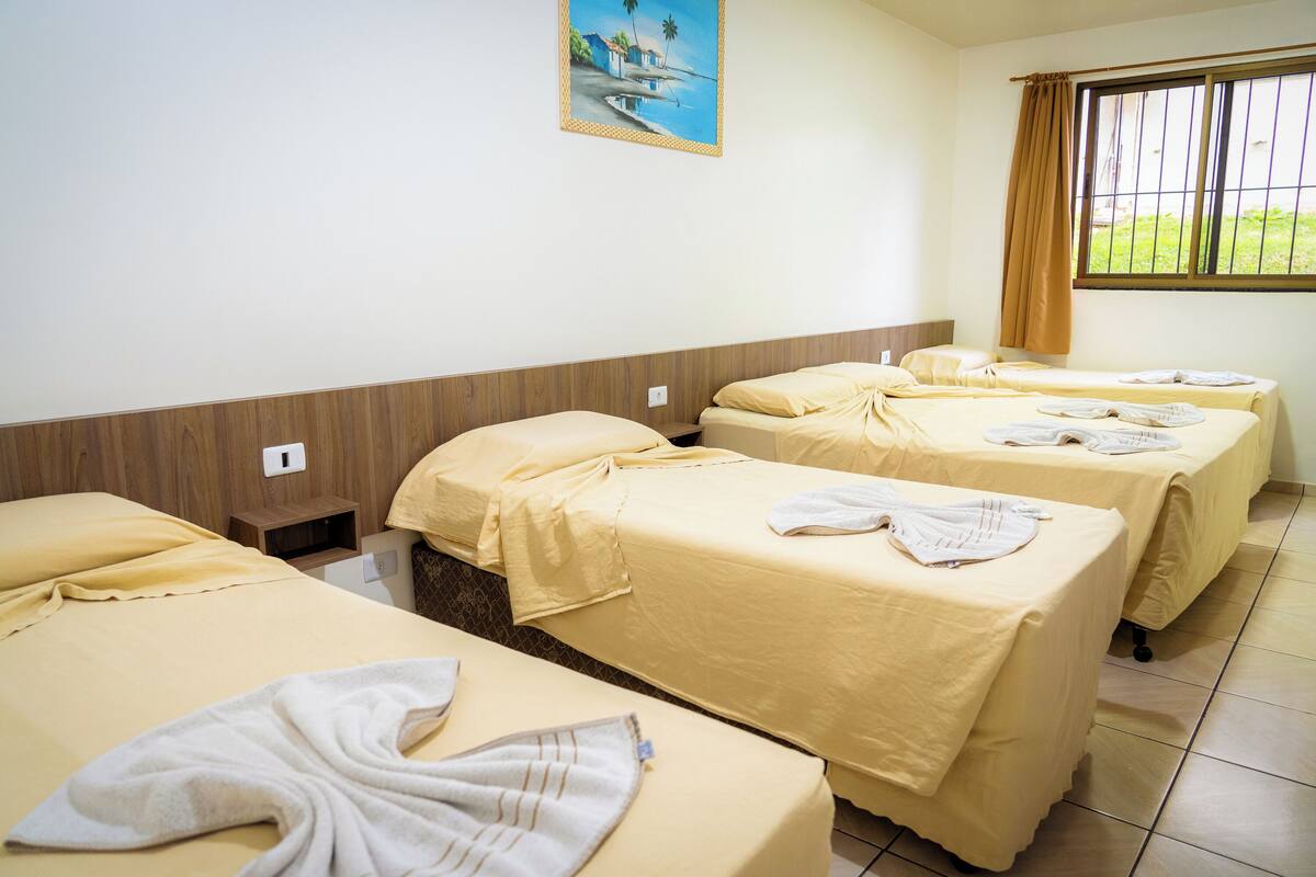 Quarto Familia | In-room safe, desk, blackout curtains, free WiFi