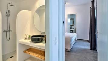 Premier Poolfront Villa | Salle de bain | Douche, articles de toilette de luxe, sèche-cheveux, peignoirs