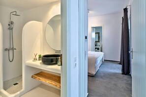 Premier Poolfront Villa | Baño | Ducha, artículos de higiene personal de diseño y secador de pelo