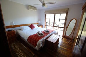 Egyptian cotton sheets, premium bedding, iron/ironing board - Manzanilla Ridge (Lovedale)