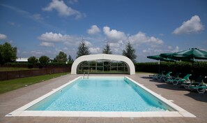 Seasonal outdoor pool, open 10:00 AM to 8:00 PM, pool umbrellas - Lo Scoiattolo (Pralormo)