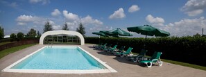 Piscine extérieure en saison, accÚs possible de 10 h à 20 h, parasols