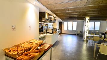 Petit déjeuner buffet (4 EUR par personne)