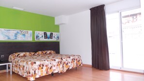 In-room safe, desk, laptop workspace, blackout curtains - Hotel Sol & Sombra (Benidorm)