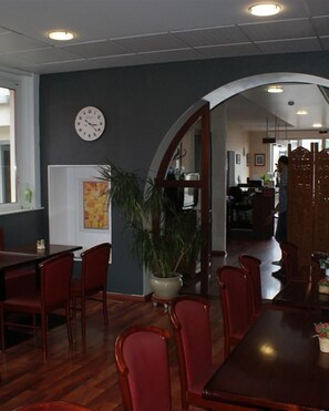 فطور كامل يوميًا بتكلفة قدرها (7 EUR للشخص)