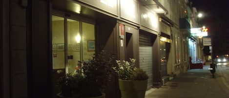 住宿正面 - 傍晚/夜晚