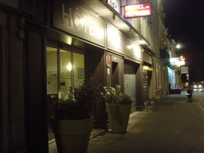 Vista frontal de la propiedad por la tarde o noche