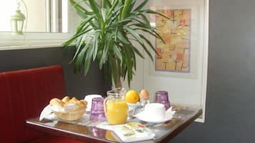 Petit déjeuner complet (7 EUR par personne)