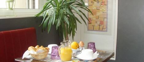 Petit déjeuner complet (7 EUR par personne)