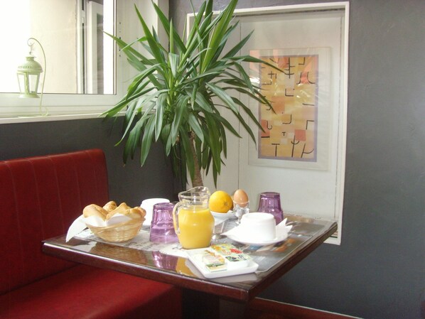 Desayuno completo (EUR 7 por persona)