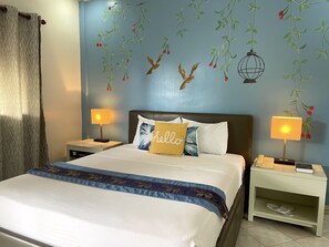 Caja de seguridad en la habitación, muebles diferentes y escritorio 