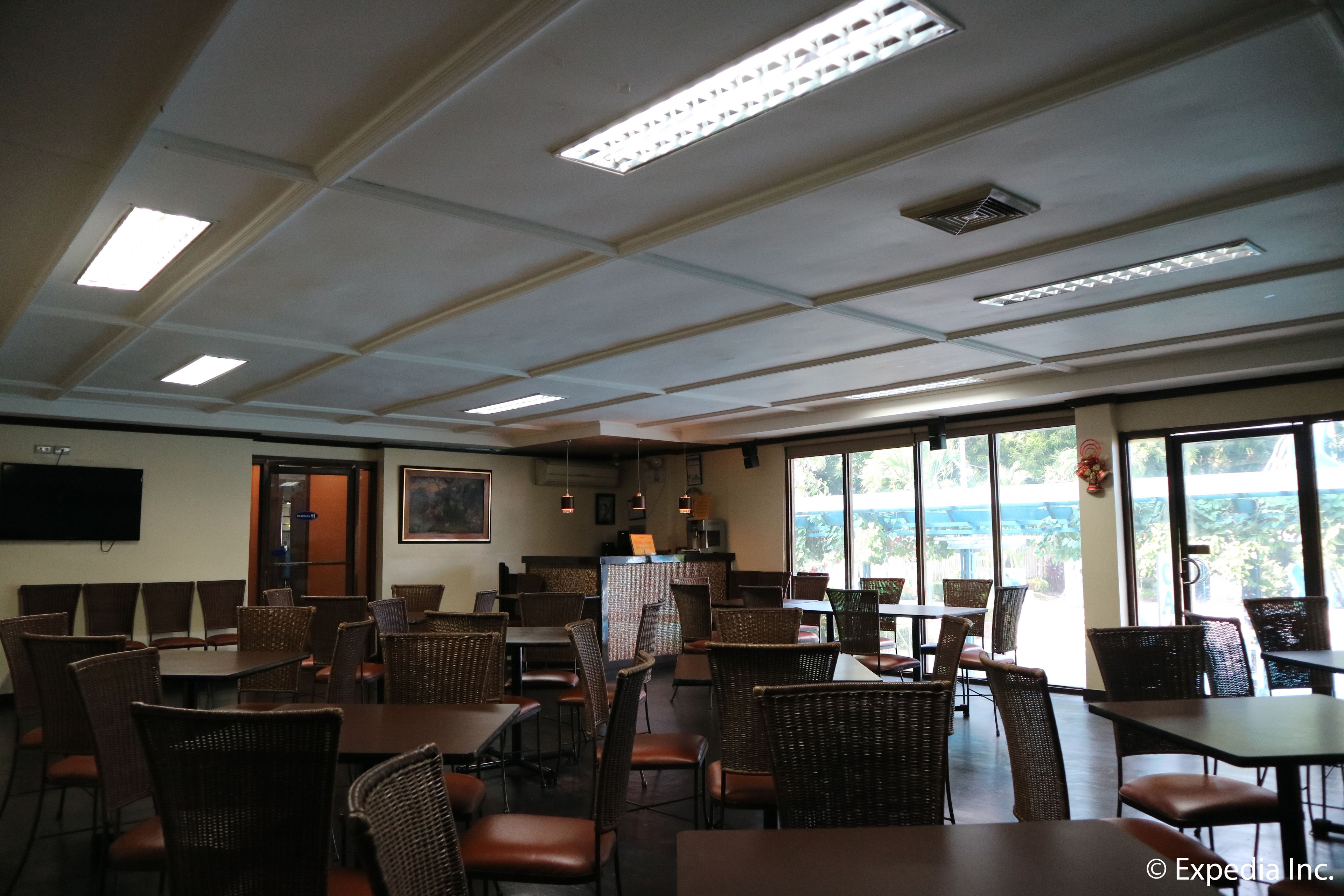 供應早餐、午餐及晚餐