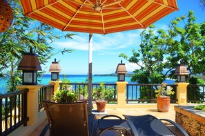 Suite, coin cuisine, vue océan (Poolside) | Terrasse/Patio