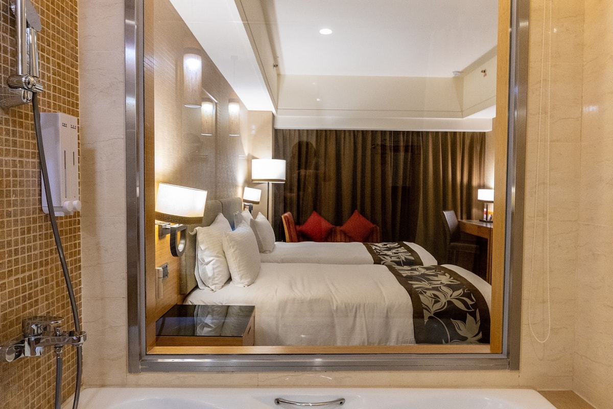 superior twin room (sea view) | bathroom | shower, hair dryer, slippers, towels